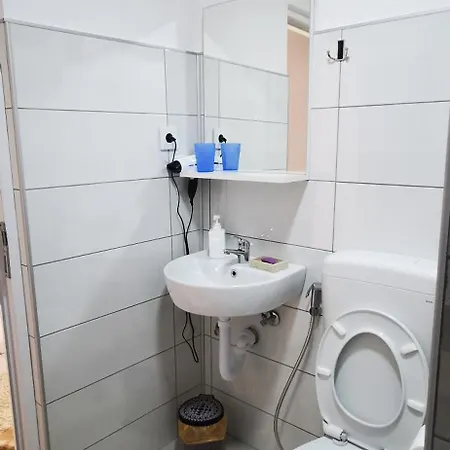 2 Bdr Family In - Free Parking *